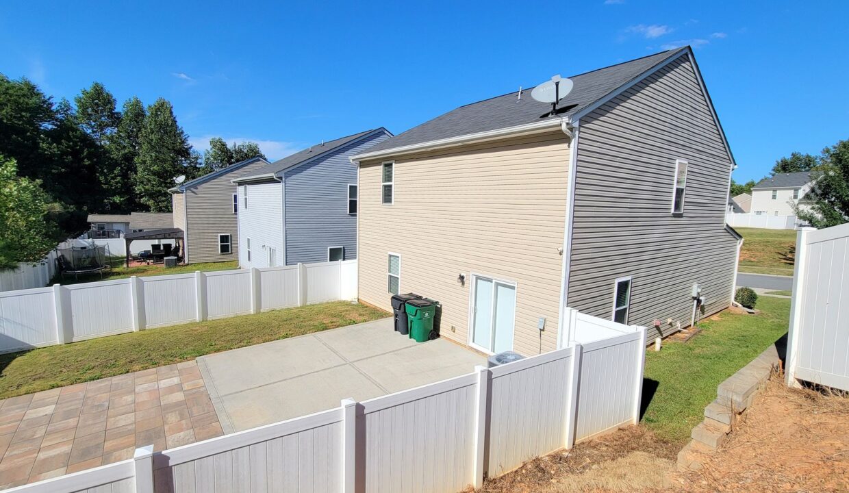7516-Mockernut-Dr-Charlotte-NC-28215-18