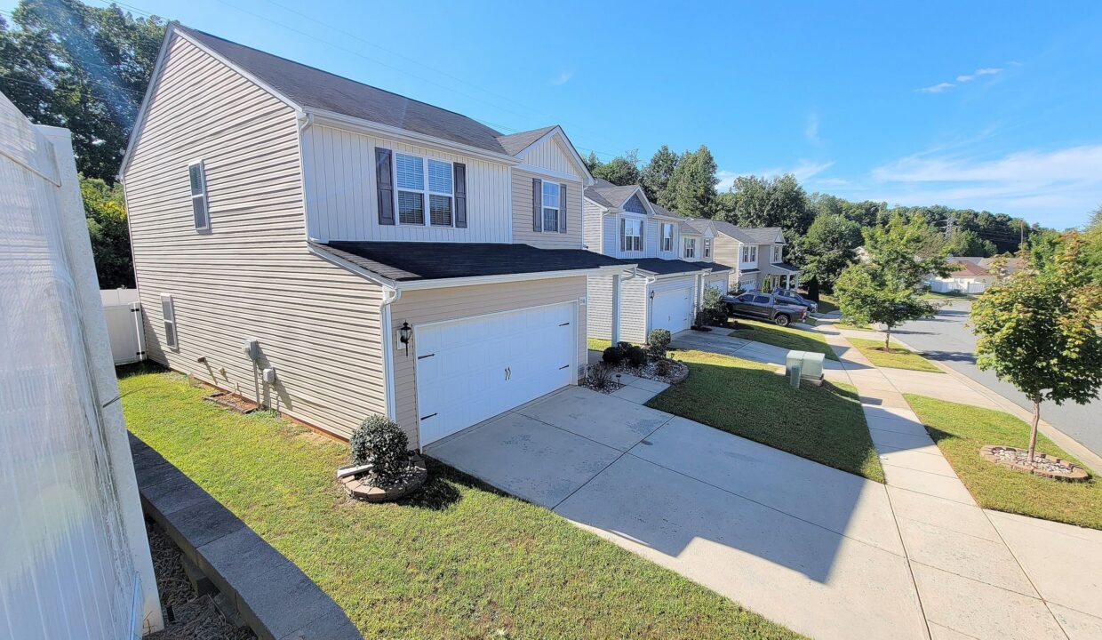 7516-Mockernut-Dr-Charlotte-NC-28215-34