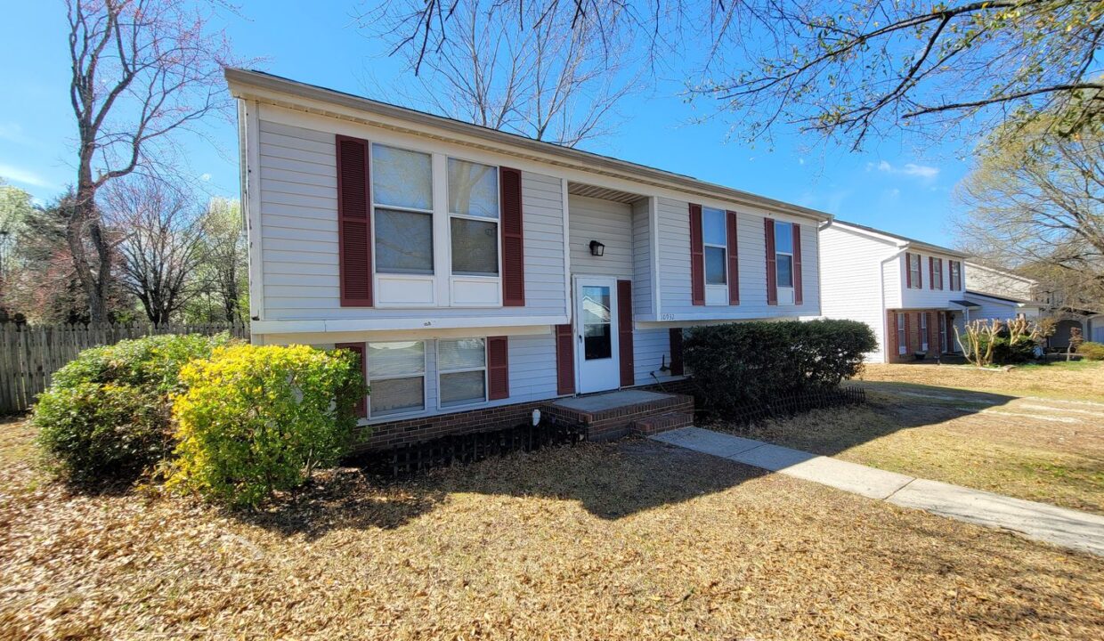 10932-Magenta-Ln-Charlotte-NC-28262-15