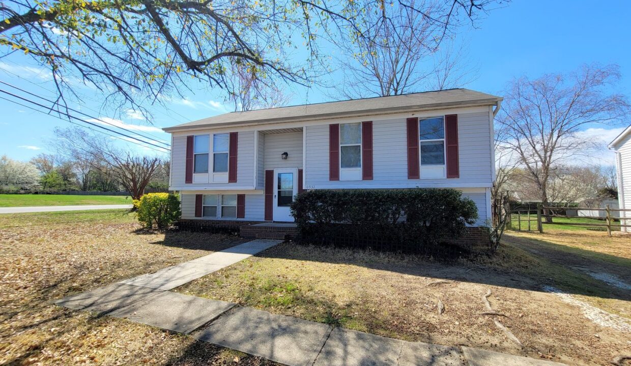 10932-Magenta-Ln-Charlotte-NC-28262-18