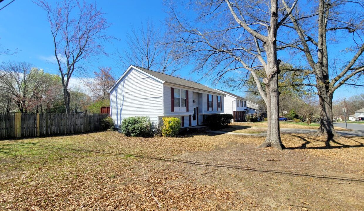 10932-Magenta-Ln-Charlotte-NC-28262-27