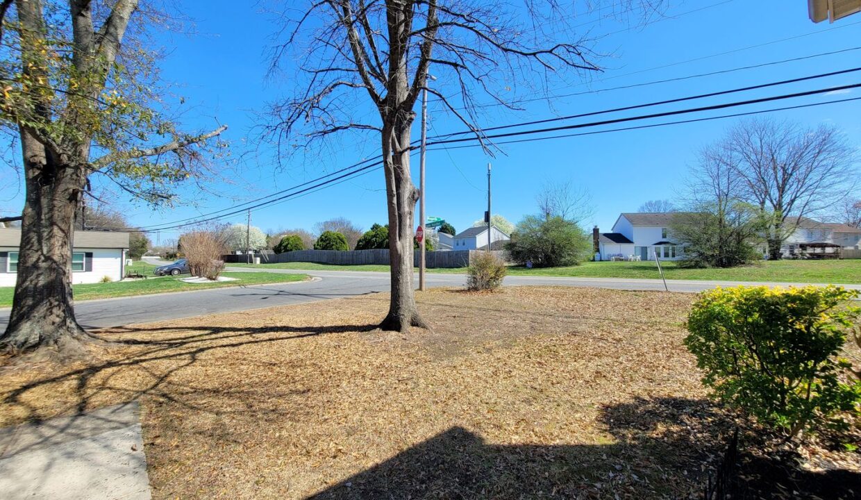 10932-Magenta-Ln-Charlotte-NC-28262-31