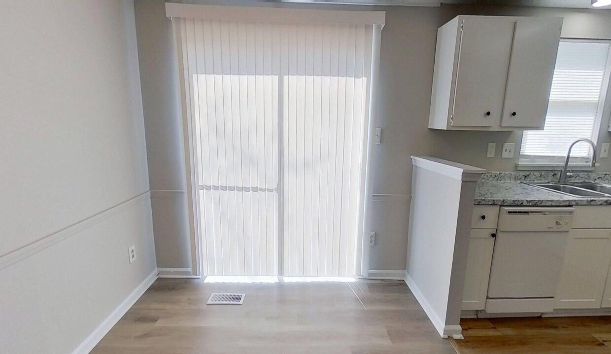 10932-Magenta-Ln-Charlotte-NC-28262-4