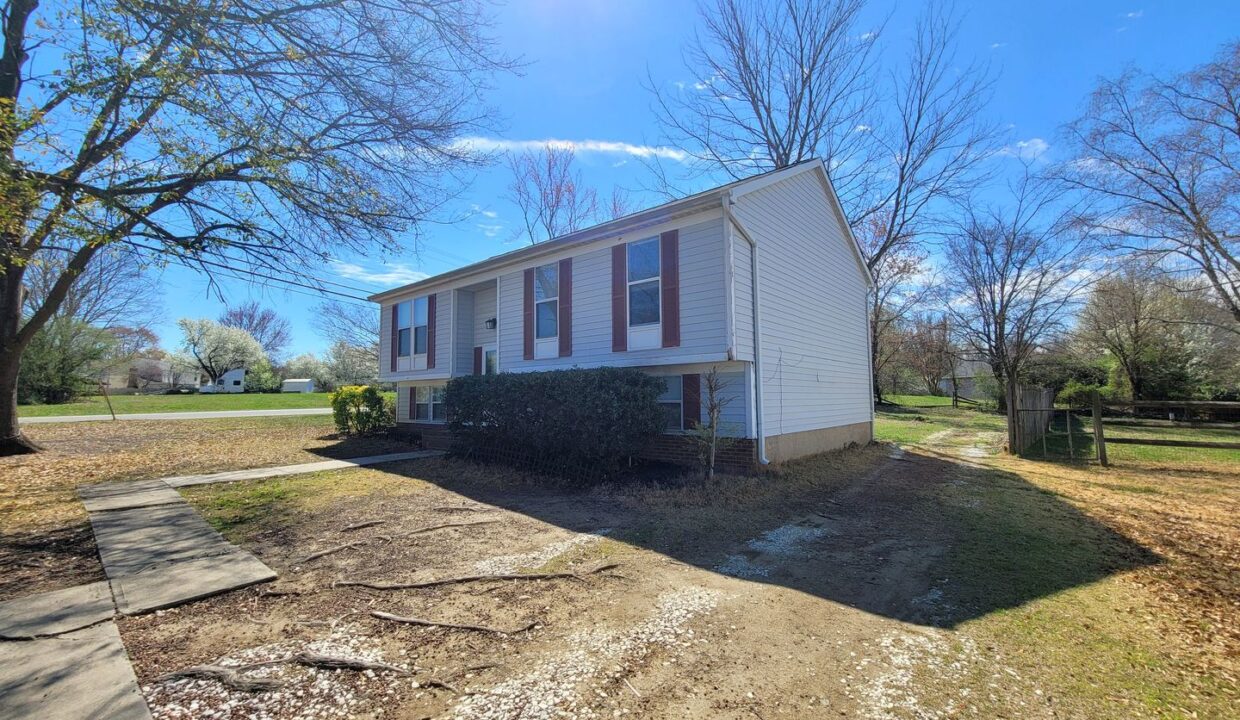 10932-Magenta-Ln-Charlotte-NC-28262-6