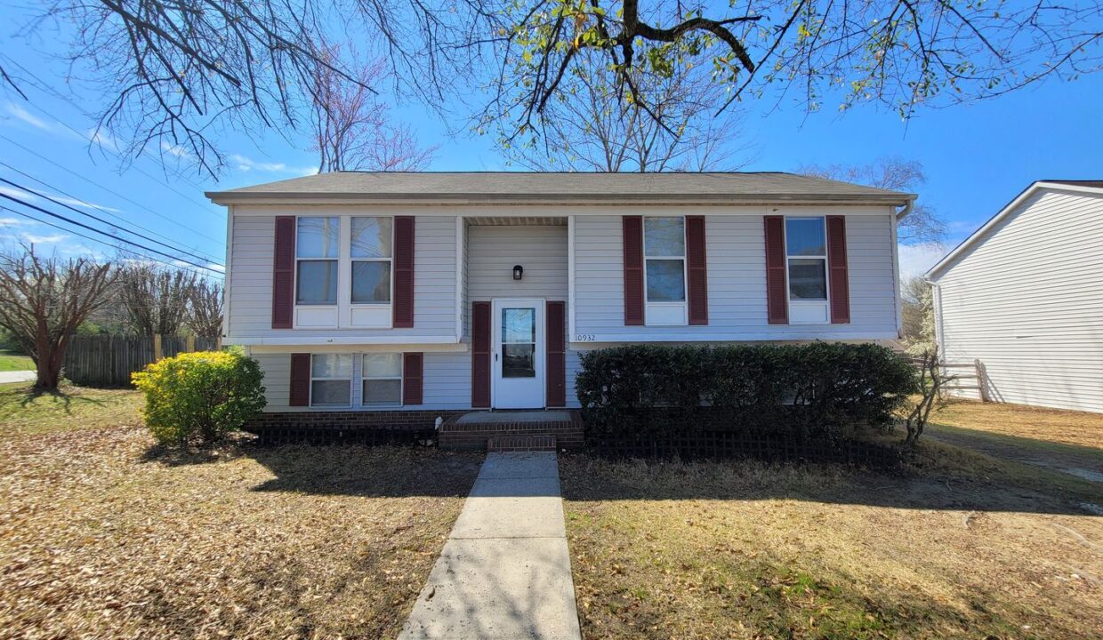 10932-Magenta-Ln-Charlotte-NC-28262-9