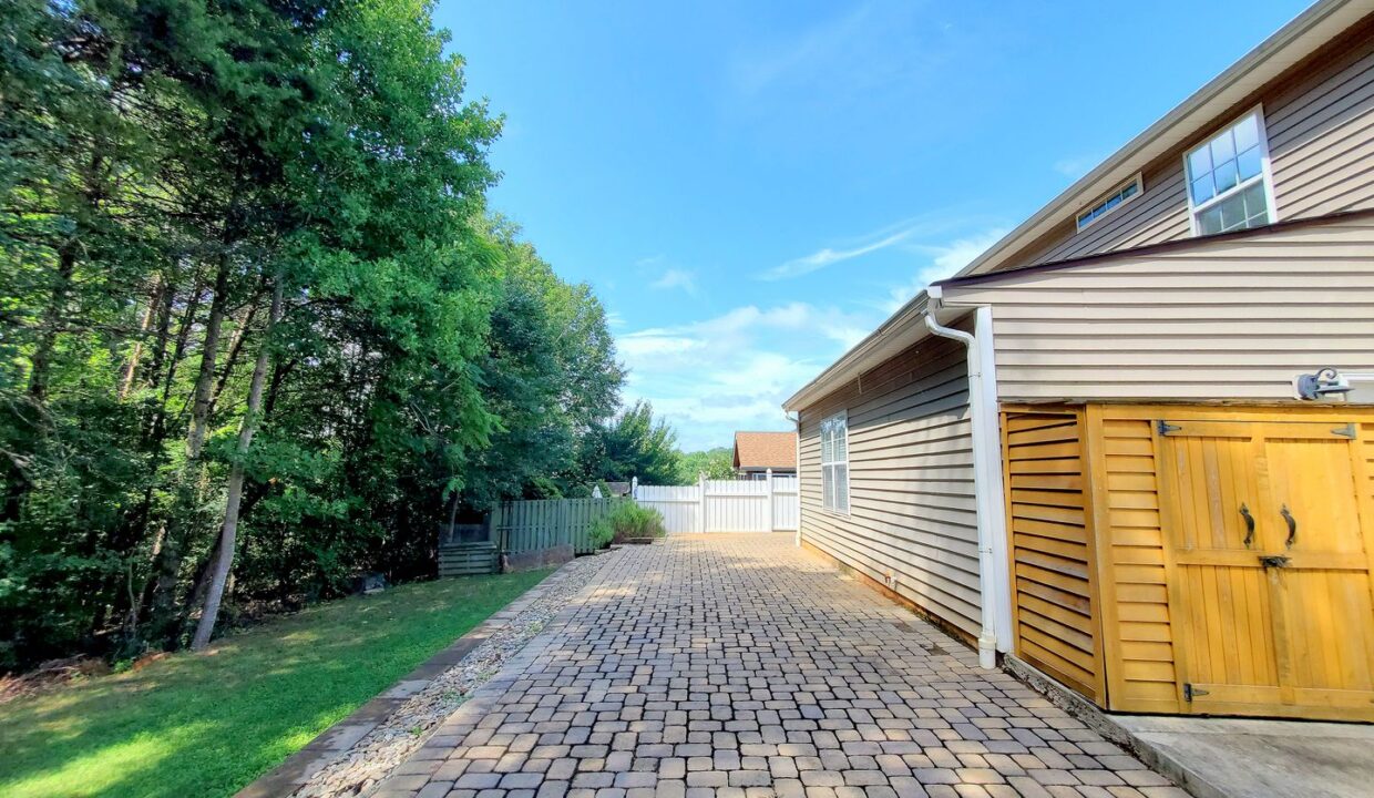 21-War-Admiral-Way-Greenville-SC-29617-11
