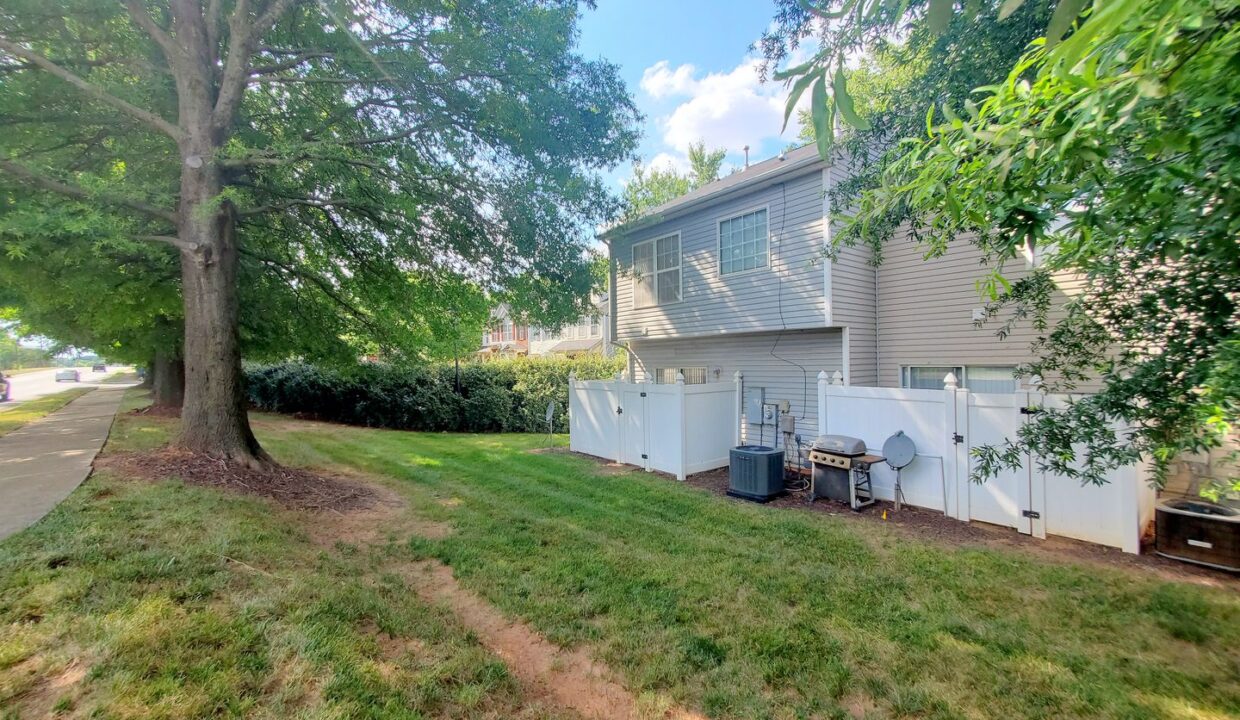 8955-Gerren-Ct-Charlotte-NC-28217-23