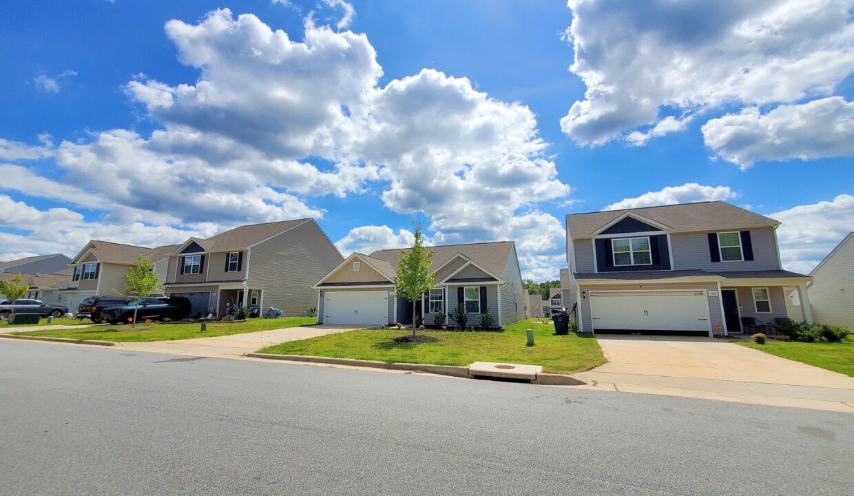 4612-Hazelburn-Dr-Greensboro-NC-27405-23